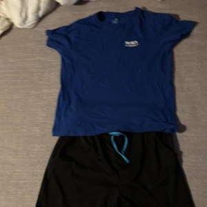 Ett sport set - Ett supersnyggt avslappnat sportset perfekt till olika sorters träning. Byxorna är i ett bra och enkelt funktionsmaterial. Storleken för tröjan är 170 och byxorna är 164.