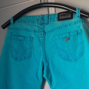 Miss Sixty Jeans - Så snygga  jeans från Miss Sixty.                                  I turkos, Str. 30, låg midja. Raka ben inte skinny. Passar perfekt med boots, och till olika outfits, Super snygga 🩵🩵🩵