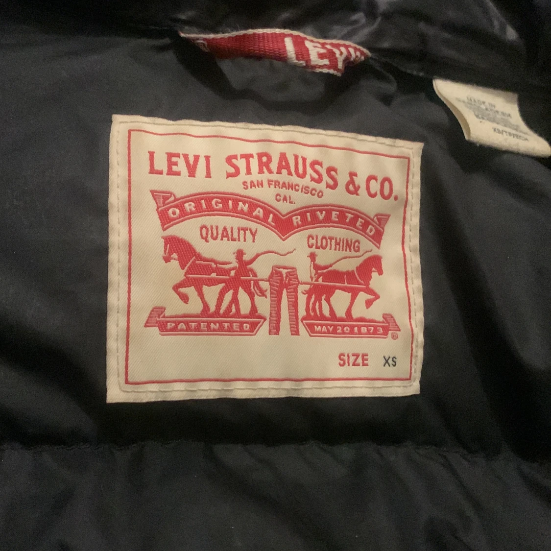 Dam Svart dunjacka från Levi's - 2