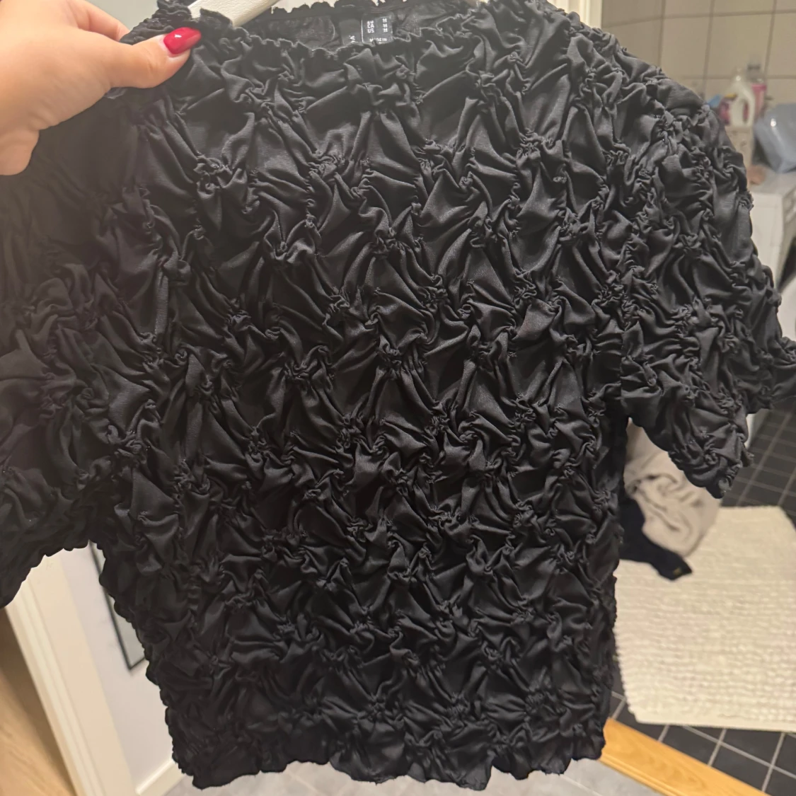 Svart topp med textur - 1