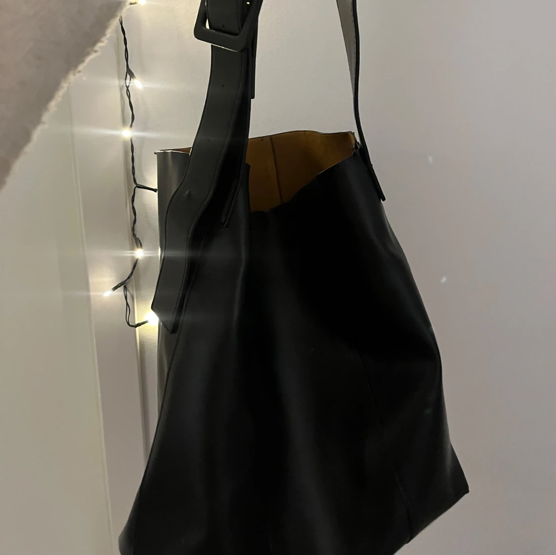 Svart axelväska med justerbart spänne - 2