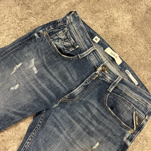 Blå jeans från Replay - Hej, ny säjer jag snygga blå jeans från Replay, de är använda 2 gånger så de är som nya. Storleken är 31x32. Nypris runt 170€