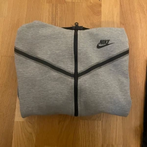 Grå Nike Tech Fleece - Säljer en grå Nike Tech Fleece i storlek S. Knappt använd och inga defekter💕
