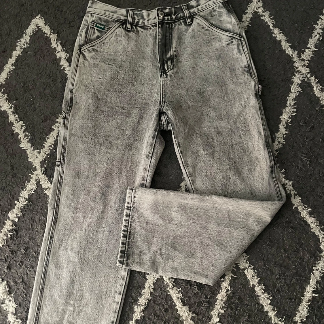 Grå jeansbyxor från Deus Records