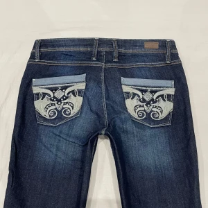 Lågmidjade bootcut/slim jeans med detaljer🤩 - Midja 37x2 cm, gren 19.5 cm o innerben 80 cm💕Jae 169 o xs-s för referens. Märkta W28/L30 men små i storleken