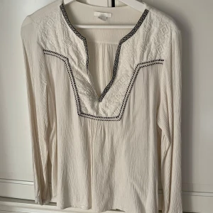 Vit blus - Väldigt fin vit tunn blus med V-ringad krage och fint mönster. Har använts en gång typ så väldigt ny.😝💕