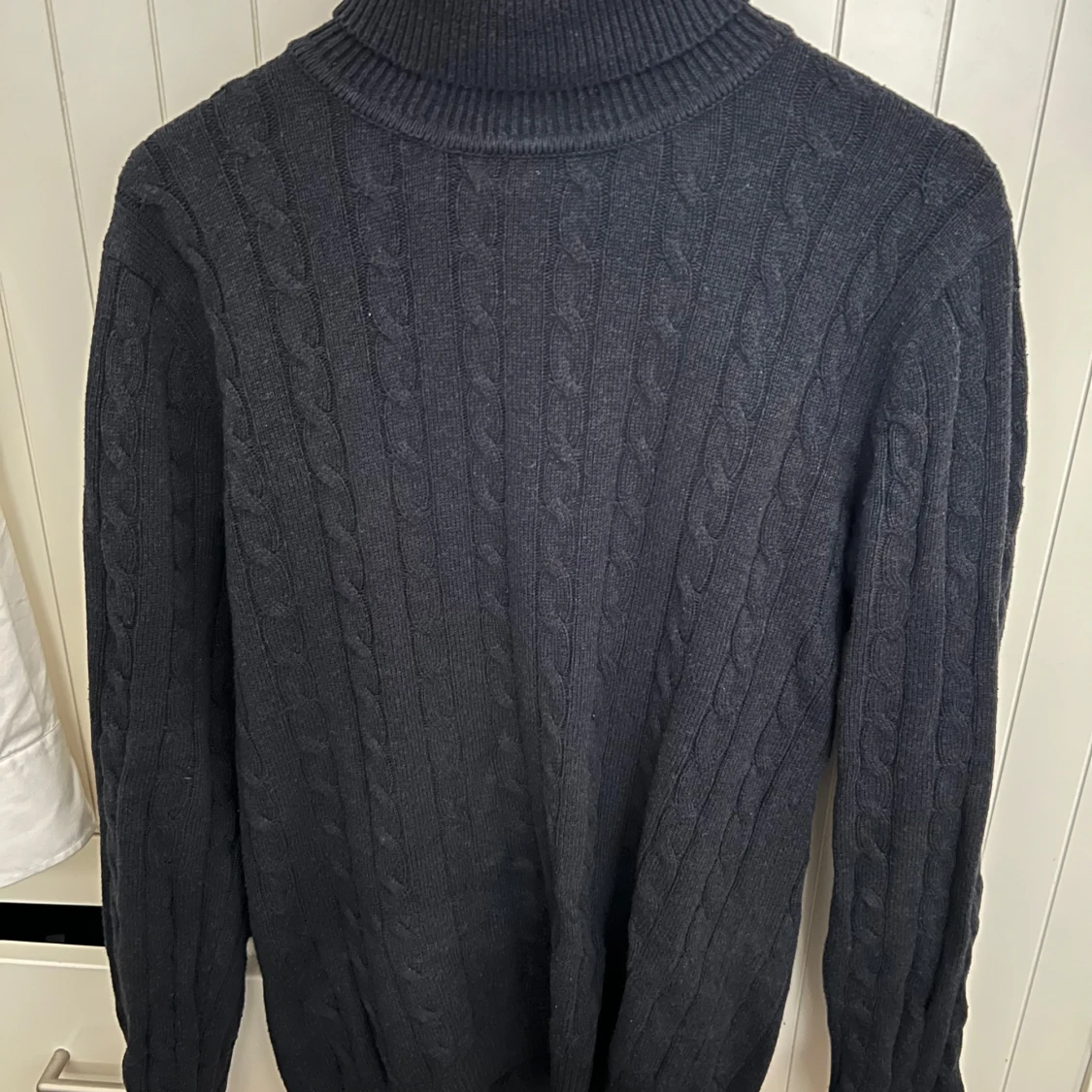 Mörkgrå stickad polotröja från John Henric