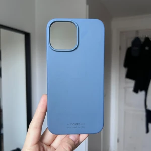 Blågrått mobilskal från Holdit - Säljer ett stilrent blågrått mobilskal från Holdit. Skalet har en slät yta och är designat för att skydda din telefon samtidigt som det ger ett snyggt utseende. Perfekt passform med öppningar för kamera och laddning. 🩶💙