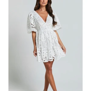 Vit spetsklänning med puffärmar - Intressekoll på denna vita slutsålda spetsklänning från showpo, prislapp kvar! 💕