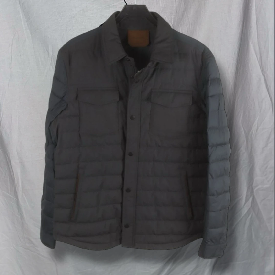 Grå quiltad jacka med svarta ärmar