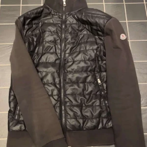 Moncler cardigan - Säljer en stilig moncler cardigan som är perfekt för dom kommande varma dagarna. Hör av er vid minsta fråga eller fundering. Pris kan diskuteras. Storleken är M/S