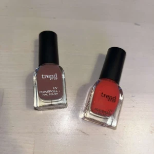Gellack - Två flaskor UV Powergel nagellack. Perfekt för att skapa en hållbar och glansig manikyr med UV-lampa. Helt nya, enbart öppnade för att måla upp de så man ser färgerna mer rättvist! 20kr/st