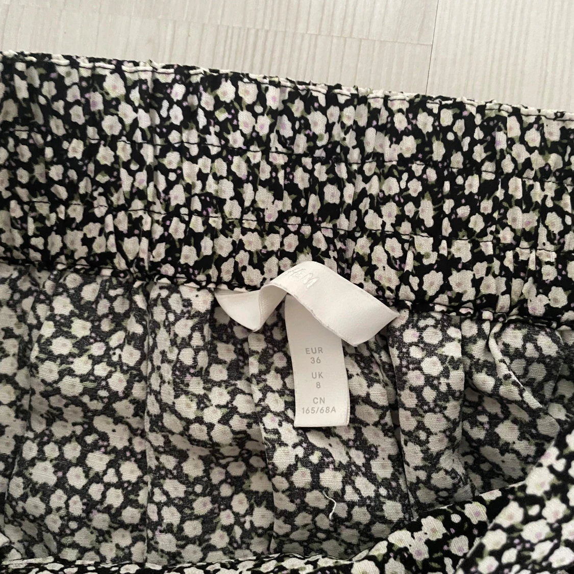 Svartvit blommig kjol - 2