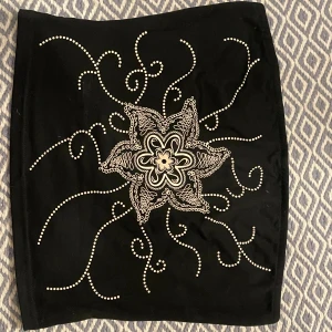 Svart tubtopp med blommönster  - Svart Tubtopp som är köpt på Vinted men ”originellt” från shein. Storlek M och bra skick! KÖP ENDAST VIA POSTNORD 