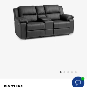 Svart reclinersoffa med dryckeshållare - Snygg och bekväm svart reclinersoffa med plats för två men kan sitta fler. Soffan har inbyggda reclinerfunktioner på sidorna och en praktisk mittkonsol med dryckeshållare. Perfekt för filmkvällar och avkoppling. Hör av er om frågor, pris och bilder. 