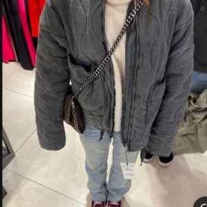 Grå quiltad jacka - INTRESSEKOLL. Säljer en grå quiltad jacka med dragkedja. Vill ni köpa så skriv vad ni kan tänka er betala.🩷