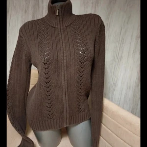Brun stickad kofta från GGMAY - Säljer en brun stickad kofta från GGMAY med dragkedja och hög krage. Koftan har ett snyggt mönster längs framsidan och långa ärmar💕