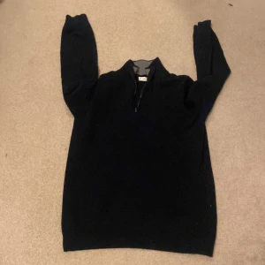 Halv zip tröja  - Säljer en snygg mörk blå Mango sin hoddie