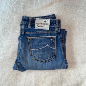 Limiterade jeans från Jacob Cohen - Säljer ett par limited edition jeans från Jacob cohen. Jeansen sitter lite mer löst och mer avslappnad perfekt för nån som vill ha nått lite speciellt. Köpte dem i Italien för ca 6500kr för några år sen och dem har hålt sig väldigt bra. OBS dem har lite slitage vid fickorna väldigt lätt att laga annars ger det en fin detalj. Priset går att diskutera och är inte hugget i sten 