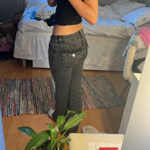 Grå bootcut jeans - Snygga grå bootcut jeans med låg midja. Från Gina tricot, använda 1 gång så i väldigt bra skick🥰 skriv vid fler frågor☺️