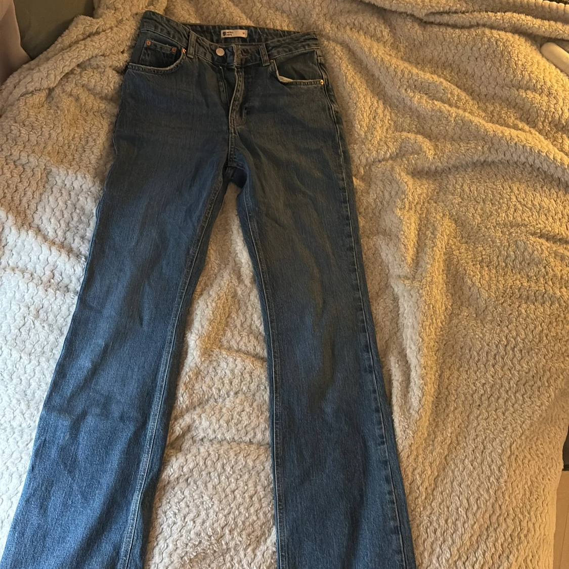 Blå bootcut  jeans från Gina tricot
