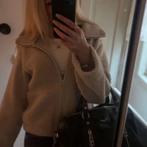 Lager 157 Teddy jacka - Helt ny jacka med lapp på. Aldrig använd. Utsolgt överallt! Är öppen för bud☺️ pris kan sänkas vid snabb affär☺️