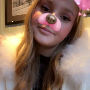 Vit stickad jacka med dragkedja - Säljer en vit stickad jacka med dragkedja framtill. Jackan har långa ärmar och en ribbad kant vid ärmslut och nederkant. Perfekt för kyligare dagar! Den är dock lite kort i magen för mig därför ja säljer den. Använd fåtal gånger. Köpte den på plick för 600 säljer för 450