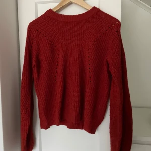 Orangeröd stickad tröja från Skill - Säljer en orangeröd stickad tröja från Skill. Passar bra till både jeans och kjol. Hör av dig vid intresse! 💋