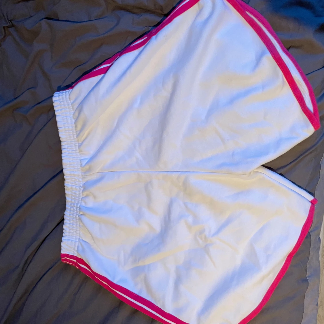 Vita shorts med rosa detaljer - 1