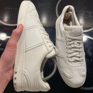 Valentino flycrews - Säljer ett par valentino flewcrew. Mycket bra skick! Nästan som nya! Storlek 41! 