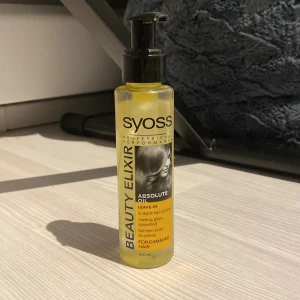 Syoss Beauty Elixir Absolute Oil - Syoss Beauty Elixir Absolute Oil är en leave-in hårolja för skadat hår. Den ger näring och glans, och är idealisk för att vårda och mjukgöra håret. Jag säljer produkten för att jag har hittat en ersättare men är väldigt bra som steg mot ett bättre hår! Se bilden för hur mycket som är kvar!😇frågor är bara att ställa och pris kan diskuteras❤️