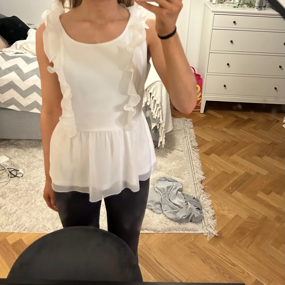 Vit blus med volangdetaljer - 2