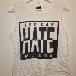 Vit ärmlös t-shirt från Rock Smith - Cool vit ärmlös t-shirt från Rock Smith. Perfekt för en avslappnad stil med attityd. Köptes i New York och har blivit hängandes i garderoben.