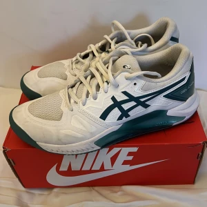 Vita och gröna Asics tennisskor - Bra skor. Säljer dem pga att dem är för små. Finns lite  tecken på användning.                            Priset kan diskuteras. Säljer dem då jag bara vill bli av med dem