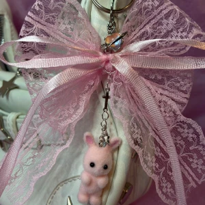 PINK BOW BUNNY - nyckelring - 🎀Handgjord rosett nyckelring🎀 ⭐️ I varje beställning ingår freebies!(klistermärken + godis)⭐️