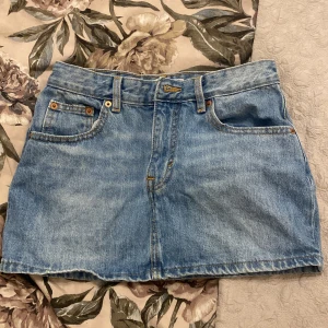 Jeanskjol  - Jättesnygg jeanskjol från pull&bear i storlek 34, den är som ny🌼