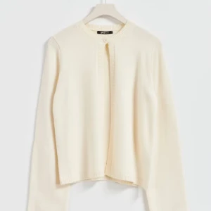 One button cardigan - En beige kofta med en knapp från Gina tricot. Jättefin och i bra skick eftersom jag nästan aldrig använt den. Säljer pågrund av att den sitter för stort på mig💕🤗