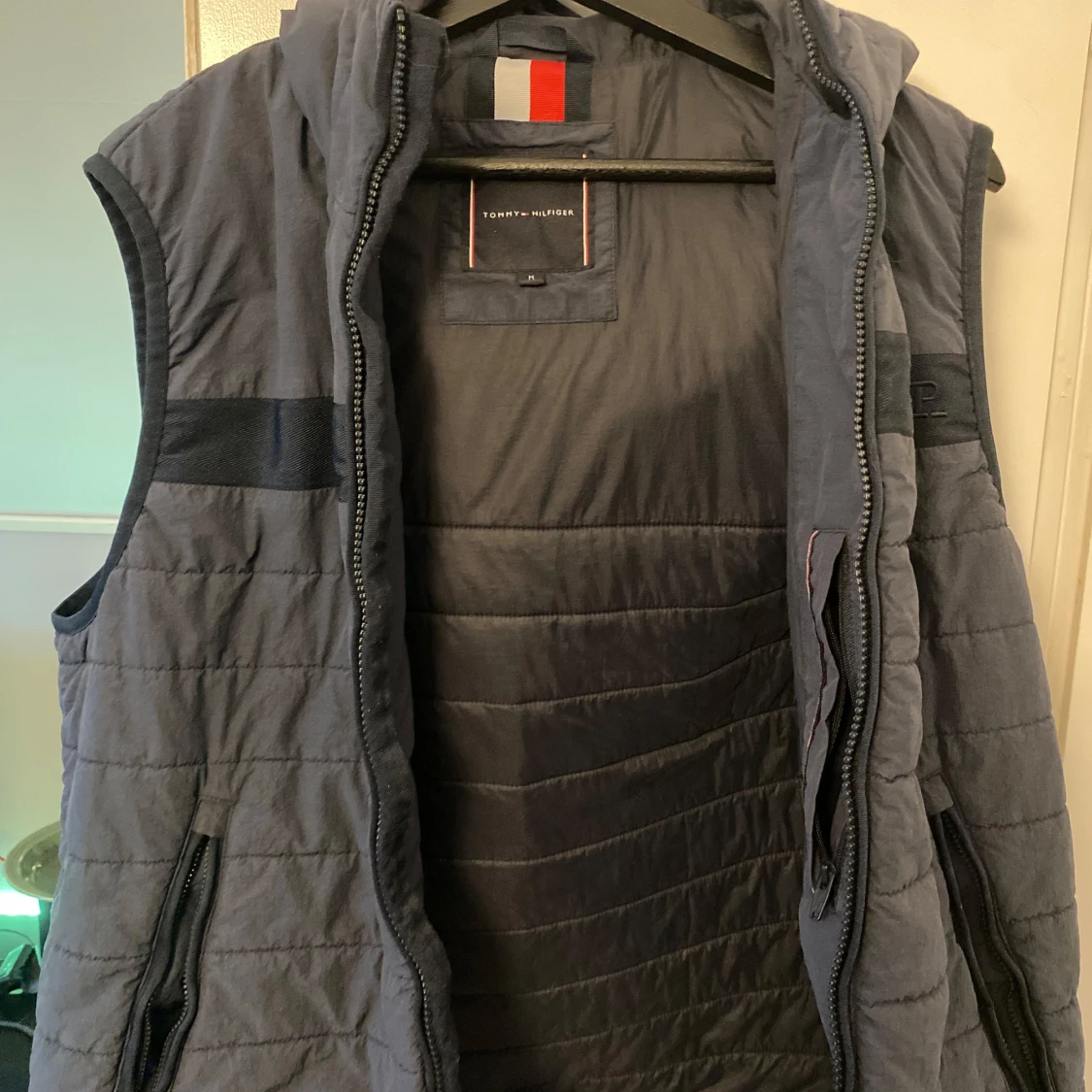 Blå quiltad väst från Tommy Hilfiger - 1