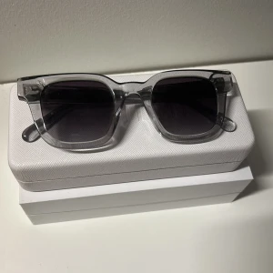 Chimi 04 - Säljer ett par chili 04 i grå färg. Sköna t sommaren, de är i riktigt bra skick. Hör av er vid frågor. 