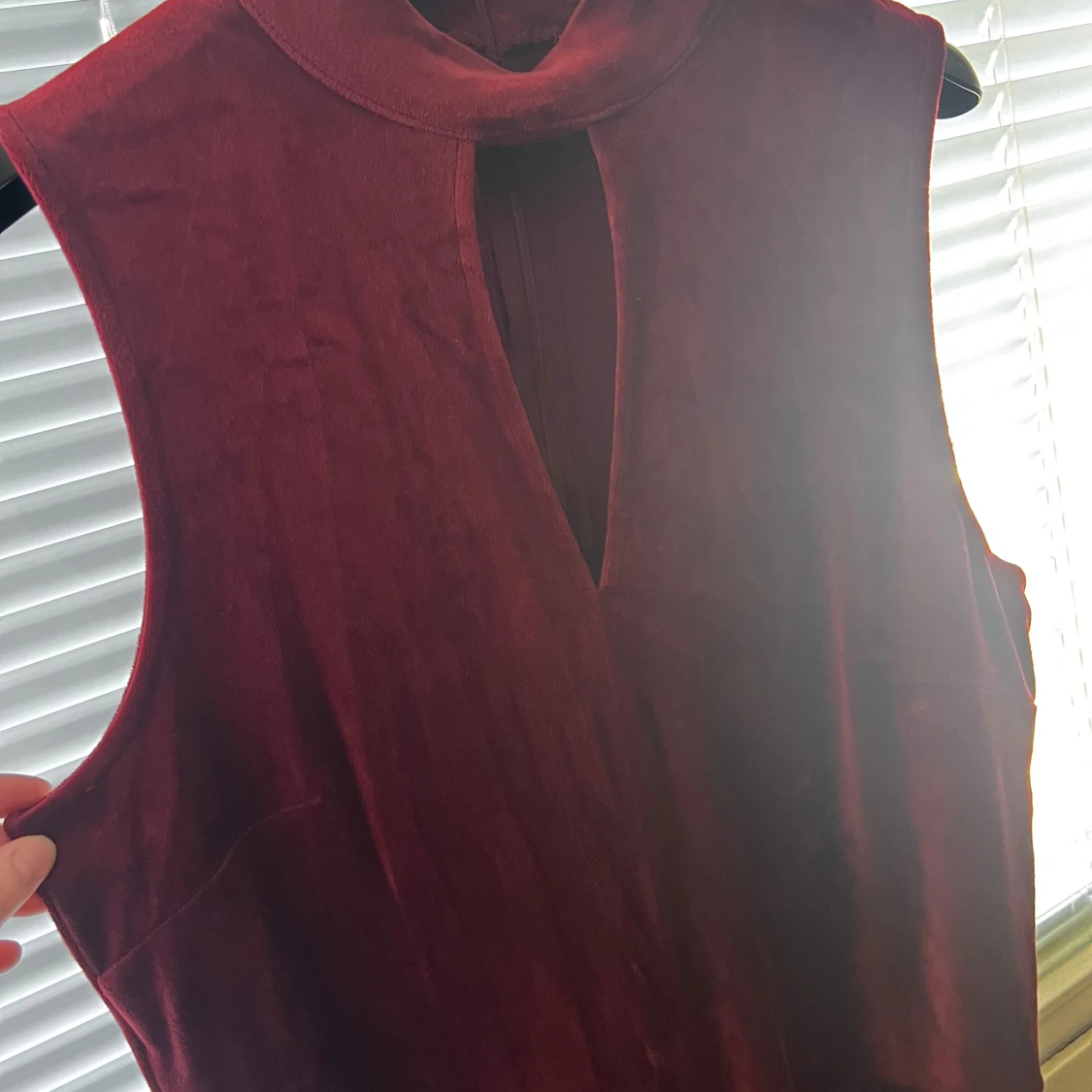 Vinröd ärmlös byxdress från First Class Party