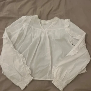 Vit blus från Gina tricot  - Helt ny oanvänd jätte fin blus 