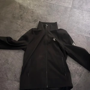 Calvin Klein windbreaker  - Size: M Lite skadad på armen men syns ej när man har på sig den. Kontakta om ni vill prata om priset