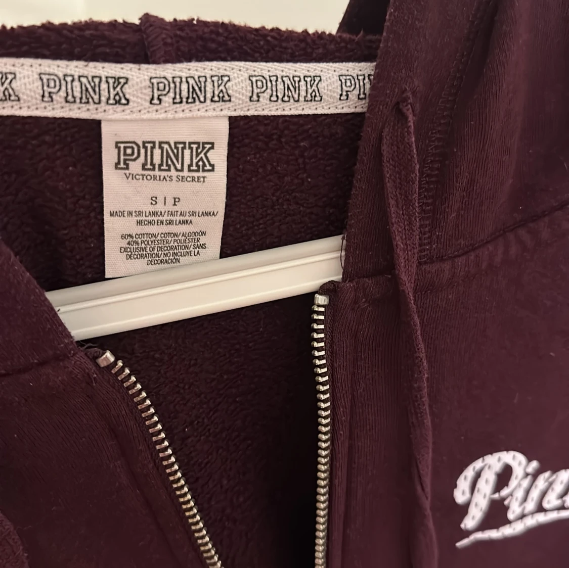 Vinröd hoodie från Victoria's Secret Pink - 1