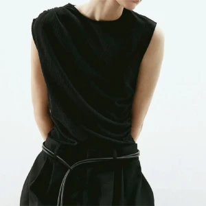 Svart ärmlös topp - Fin topp från hm, endast testad, storlek L men mer som en M