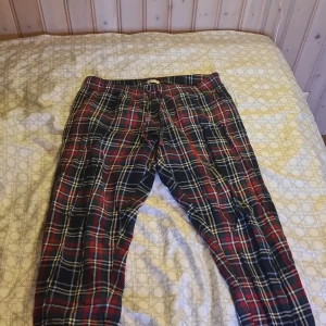 Rutig byxa med snörning - Säljer ett par rutiga pyjamasbyxor. Byxorna har snörning i midjan och elastiska muddar vid bensluten. Sköna men relativt korta, lite för stora för mig som har S-M.