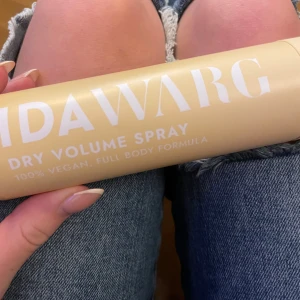 Ida Warg Dry Volume Spray - Säljer en Ida Warg Dry Volume Spray med 100% vegansk och full body formula. Perfekt för att ge håret volym och textur. Kommer i en stilren beige flaska med vit text. Perfekt för att fräscha upp håret mellan tvättar. Helt full