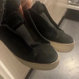 Arigatos herr  - Säljer ett par arigatos använda många många gånger storlek 42. Riktigt snygga skor passar med allt. Kom med prisförslag så kan jag säkert gå med på de 👍🏼