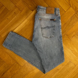 Nudie jeans ljusblå - Snygga ljusblå jeans från Nudie Jeans! Väldigt bra skick! Storlek W30 L30. Hör av er om ni har några frågor! Tips!!! För billigare frakt, kolla in min Vinted: joseefssonviktor1. Endast 198 kr!!!