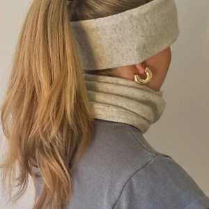 Beige kashmir pannband - Snyggt och bekvämt beige kashmir pannband . Perfekt för kyliga dagar och ger en stilren look. Passar bra till både vardag och mer uppklädda tillfällen. 349kr🤍ej fri frakt