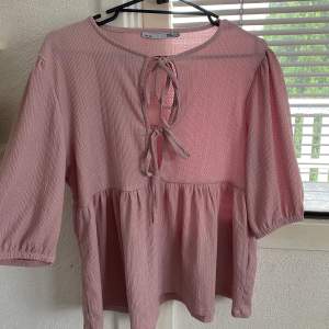 Säljer en fin rosa topp💖 strl M, aldrig använd, ny skick! Säljer den för 100kr + frakt! 